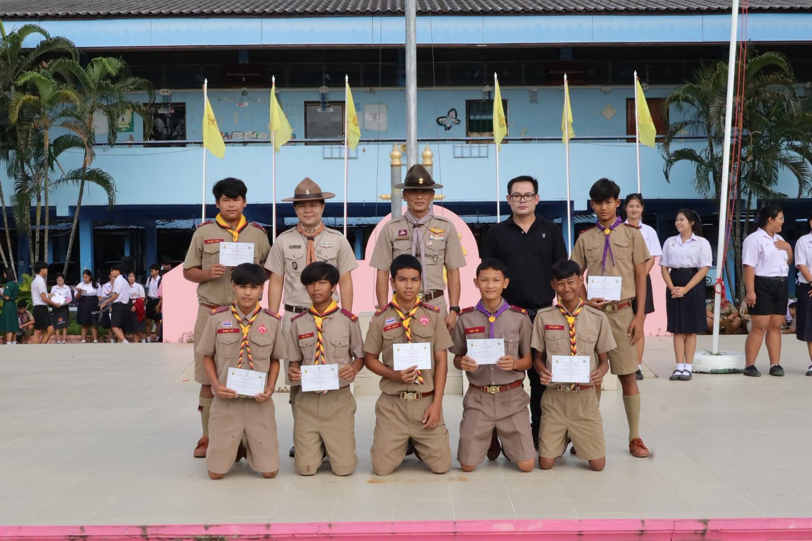 มอบเกียรติบัตรให้กับ นักเรียนที่ไปร่วมงานชุมนุมลูกเสือเฉลิมพระเกียรติพระบาทสมเด็จพระเจ้าอยู่หัว