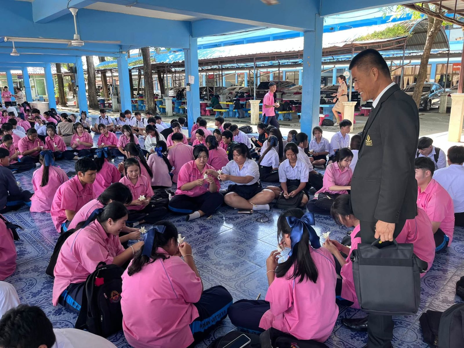 นักเรียนโรงเรียนระหานวิทยาได้ดำเนินกิจกรรมประดิษฐ์ดอกไม้จันทน์