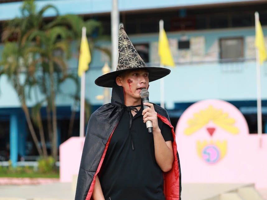 กลุ่มสาระการเรียนรู้ภาษาต่างประเทศ จึงจัดกิจกรรมให้ความรู้เกี่ยวกับวันฮัลโลวีนและตอบคำถามนักเรียนหน้าเสาธงตอนเช้า