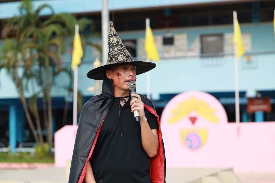กลุ่มสาระการเรียนรู้ภาษาต่างประเทศ จึงจัดกิจกรรมให้ความรู้เกี่ยวกับวันฮัลโลวีนและตอบคำถามนักเรียนหน้าเสาธงตอนเช้า